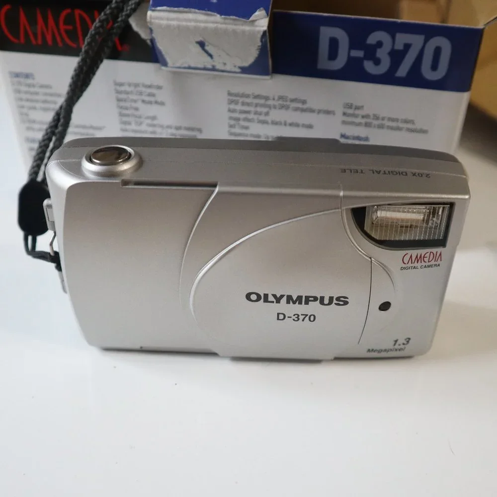 Throwback Olympus CAMEDIA D-370 1.3MP Digital Camera - Silver Vintage